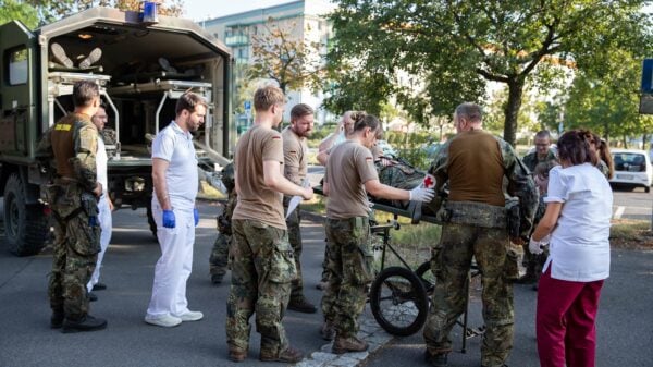 Bereits bei der Anlieferung der Verletzten vor der Notaufnahme des Krankenhauses arbeiten zivile und militärische Kräfte in der Übung zusammen