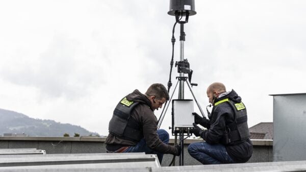 Einsatz des Ardronis-Systems von Rohde & Schwarz zum Schutz eines Gebäudes vor unerlaubten Drohnenüberflügen