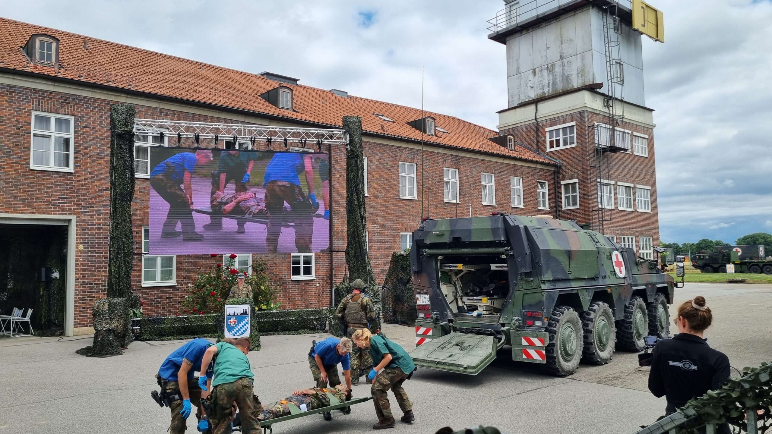 Vorbereitung für den Kriegsfall: Bei der Informations- und Lehrübung des Sanitätsdienstes der Bundeswehr (ILÜ San 2025) wurde ein Ausschnitt aus dem Szenario der Landes- und Bündnisverteidigung und die Einbindung ziviler Rettungskräfte gezeigt.