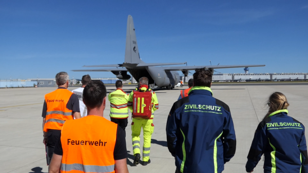 Patiententransport: Um eine regionale Überlastung der Intensivkapazitäten in Krankenhäusern in der Pandemie zu vermeiden, entwickelten Bund und Länder ein gemeinsames Verfahren zur bundesweiten Verlegung von Patienten. Foto: BBK