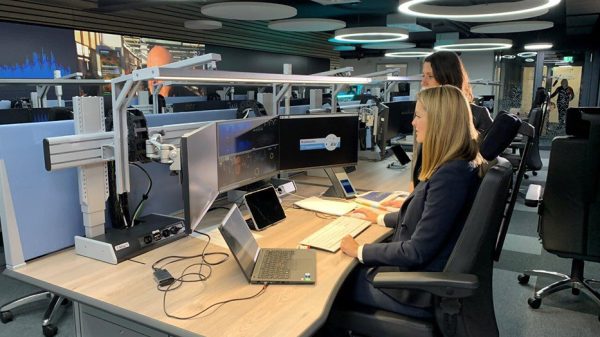 Bildschirmüberwachung in einem BSI-Kontrollraum zur Cybersicherheit
