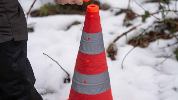 Da die Cone-Lights von Dönges automatisch bei der Entnahme aktiviert werden, sorgen sie sofort für mehr Sicherheit. Mehrere Modi ermöglichen eine optimale Anpassung an die jeweilige Situation.