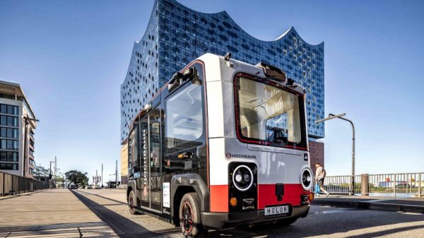 Im Rahmen des Hamburger Mobilitäts-Projekts ALIKE fährt jetzt auch der autonom fahrende Shuttle HOLON urban auf den Straßen der Hansestadt.