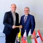 Norman Müller, Staatssekretär für Inneres und Amtschef im Thüringer Ministerium für Inneres, Kommunales und Landesentwicklung, ist ab jetzt neuer Erster Vorsitzender des Verwaltungsrates des Gemeinsamen Kompetenz- und Dienstleistungszentrums der Polizeien der Länder Berlin, Brandenburg, Sachsen, Sachsen-Anhalt und Thüringen (GKDZ AöR).