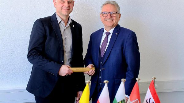 Norman Müller, Staatssekretär für Inneres und Amtschef im Thüringer Ministerium für Inneres, Kommunales und Landesentwicklung, ist ab jetzt neuer Erster Vorsitzender des Verwaltungsrates des Gemeinsamen Kompetenz- und Dienstleistungszentrums der Polizeien der Länder Berlin, Brandenburg, Sachsen, Sachsen-Anhalt und Thüringen (GKDZ AöR).