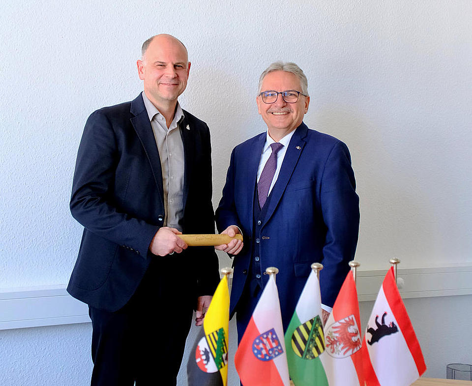 Norman Müller, Staatssekretär für Inneres und Amtschef im Thüringer Ministerium für Inneres, Kommunales und Landesentwicklung, ist ab jetzt neuer Erster Vorsitzender des Verwaltungsrates des Gemeinsamen Kompetenz- und Dienstleistungszentrums der Polizeien der Länder Berlin, Brandenburg, Sachsen, Sachsen-Anhalt und Thüringen (GKDZ AöR).