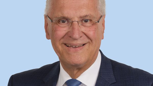Bayerns Innenminister Joachim Herrmann beim Festakt zum 50-jährigen Jubiläum des Mobilen Einsatzkommandos Augsburg: Ein halbes Jahrhundert höchster Professionalität und Einsatzbereitschaft im Dienst der Sicherheit