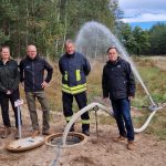 Vorsorge ist besser als Nachsorge: V.l.n.r. Frau Rosenhahn, Katalin Wiese-Brattig, Bundesforstbetrieb Mittelelbe, Christian Sürie, DBU Naturerbe, Thomas Riedel, stellvertretender Stadtwehrleiter Freiwillige Feuerwehr Stadt Jessen (Elster) und Michael Jahn, Bürgermeister Stadt Jessen, machten sich einen Eindruck von den neuen Löschwasserbrunnen auf der DBU-Naturerbefläche Glücksburger Heide.