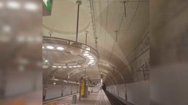 Erstes Hochdruckwassernebel-System in unterirdischen S-Bahn-Stationen realisiert FOGTEC erhöht Brandschutz und Evakuierungssicherheit in Offenbach Hier im Bild: Deckeninstallation von Edelstahlrohren