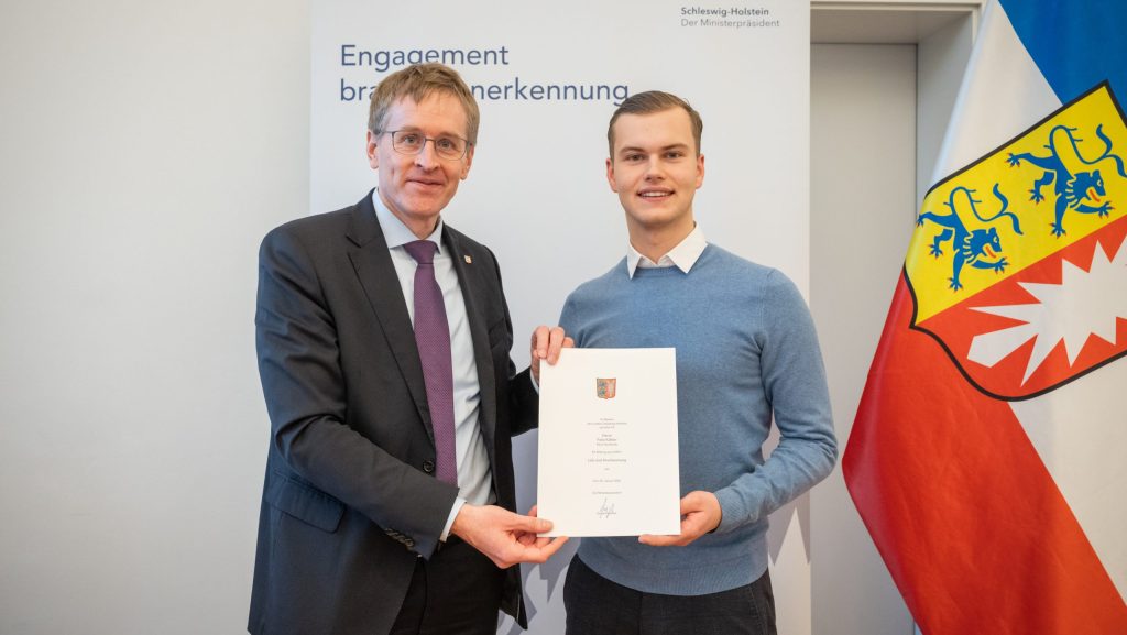 Anerkennungsurkunde für beherzte Rettung eines Senioren am Büsumer Hafen: Ministerpräsident Daniel Günther zeichnet jungen Lebensretter aus