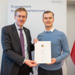 Anerkennungsurkunde für beherzte Rettung eines Senioren am Büsumer Hafen: Ministerpräsident Daniel Günther zeichnet jungen Lebensretter aus