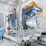 DLR: Das Bild zeigt den ersten Meteosat-Sounder-Satelliten der dritten Generation (MTG-S1) in einem schalltoten Testraum. In der Kammer wurde er auf seine Widerstandsfähigkeit gegen alle Arten von elektromagnetischen Störungen getestet. Das IRS-Instrument auf dem Satelliten wird ungefähr alle 30 Minuten Messdaten liefern, die Rückschlüsse auf Temperatur, Luftfeuchtigkeit und indirekt auch den Wind in verschiedenen Höhen der Erdatmosphäre sowie auf die Verteilung wichtiger Spurengase über Europa und Nordafrika zulassen. Das hochauflösende Sentinel-4 UVN-Spektrometer für den ultravioletten, sichtbaren und nah-infraroten Spektralbereich wird kontinuierlich die Luftqualität über Europa messen.