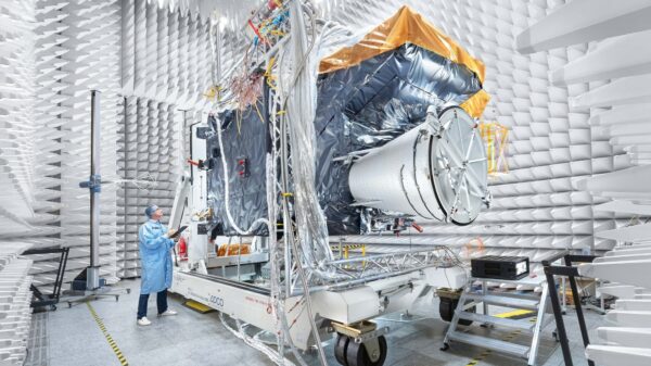 DLR: Das Bild zeigt den ersten Meteosat-Sounder-Satelliten der dritten Generation (MTG-S1) in einem schalltoten Testraum. In der Kammer wurde er auf seine Widerstandsfähigkeit gegen alle Arten von elektromagnetischen Störungen getestet. Das IRS-Instrument auf dem Satelliten wird ungefähr alle 30 Minuten Messdaten liefern, die Rückschlüsse auf Temperatur, Luftfeuchtigkeit und indirekt auch den Wind in verschiedenen Höhen der Erdatmosphäre sowie auf die Verteilung wichtiger Spurengase über Europa und Nordafrika zulassen. Das hochauflösende Sentinel-4 UVN-Spektrometer für den ultravioletten, sichtbaren und nah-infraroten Spektralbereich wird kontinuierlich die Luftqualität über Europa messen.