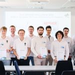 Von Links: Team ASCLERA der RWTH Aachen: Felix Loic, Ty Pruschke, Justus Trost, Jan Weisgerber, Joshua Hector, Timon Helmich; Team AETHER der FH Aachen: Johannes Götzen, Raman Law, Carlos Santiago Valladares Quintana, Süheyl Savran, Daniel Götz, Laurin Piechotta; Dr. Markus Fischer, Jury-Mitglied und DLR-Bereichsvorstand Luftfahrt. Rettungsflugzeug-Challenge des DLR
