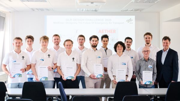 Von Links: Team ASCLERA der RWTH Aachen: Felix Loic, Ty Pruschke, Justus Trost, Jan Weisgerber, Joshua Hector, Timon Helmich; Team AETHER der FH Aachen: Johannes Götzen, Raman Law, Carlos Santiago Valladares Quintana, Süheyl Savran, Daniel Götz, Laurin Piechotta; Dr. Markus Fischer, Jury-Mitglied und DLR-Bereichsvorstand Luftfahrt. Rettungsflugzeug-Challenge des DLR
