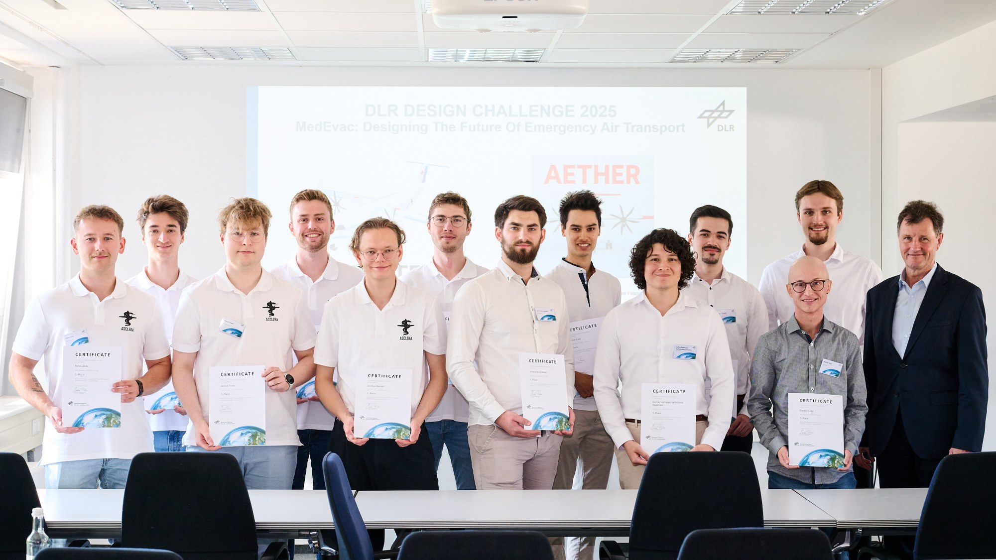 Von Links: Team ASCLERA der RWTH Aachen: Felix Loic, Ty Pruschke, Justus Trost, Jan Weisgerber, Joshua Hector, Timon Helmich; Team AETHER der FH Aachen: Johannes Götzen, Raman Law, Carlos Santiago Valladares Quintana, Süheyl Savran, Daniel Götz, Laurin Piechotta; Dr. Markus Fischer, Jury-Mitglied und DLR-Bereichsvorstand Luftfahrt. Rettungsflugzeug-Challenge des DLR