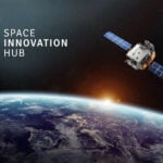 Der Space Innovation Hub der Deutschen Raumfahrtagentur im DLR ist eine Plattform für Start-ups, etablierte Unternehmen, Investoren, öffentliche Institutionen und die Wissenschaft. Er bietet eine einzigartige Gelegenheit für Anbieterinnen und Anbieter von Technologien und Dienstleistungen aus der Raumfahrt, direkt mit potenziellen Nutzerinnen und Nutzern zusammenzuarbeiten. Ziel ist, durch den Austausch von Ideen und Know-how Bedarfe zu identifizieren und passgenaue Lösungen zu entwickeln, um die Wettbewerbsfähigkeit, aber auch die Sicherheit Deutschlands im Weltraum zu stärken.