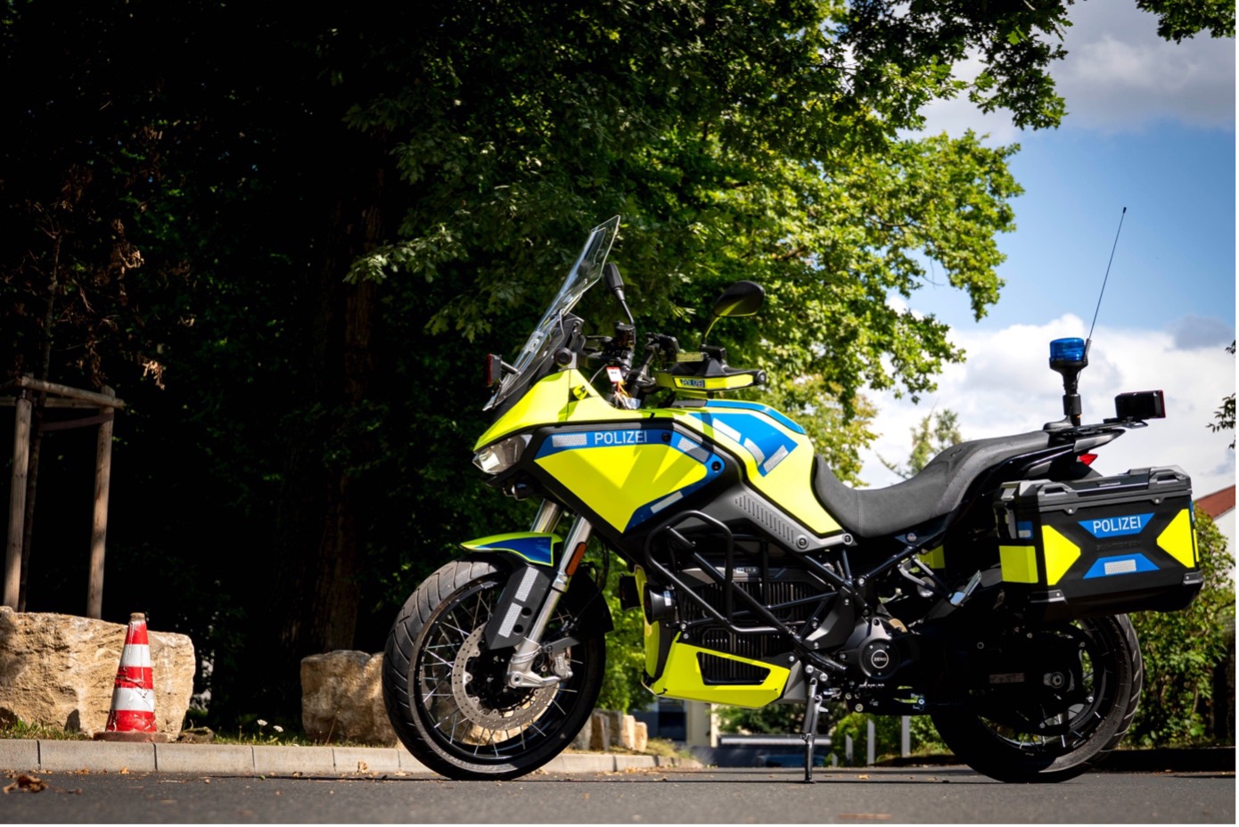 Die Polizei Niedersachsen setzt bei der Motorradstaffel langfristig auf Elektromobilität. Derzeit wird das Modell DSR/X des Herstellers Zero Motorcycles getestet.