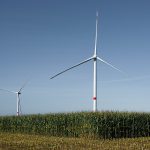 BSI: Mehrere Windenergieanlagen auf einem Feld