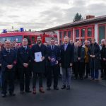 Neue Feuerwehrhäuser und Fahrzeuge für Hessens Feuerwehren: von links nach rechts: Gruppenfoto - 1. Reihe: Herzberg, Stefan Wetterau (stellv. Wehrführer), Iliev, Erbe, Rößler vor dem aktuellen/alten Gerätehaus