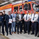Innenminister Roman Poseck bei der Bescheidübergabe zusammen mit dem Ersten Stadtradt Jörg Schneidel, Bürgermeister Matthias Baaß und Feuerwehrleuten der Feuerwehr Viernheim