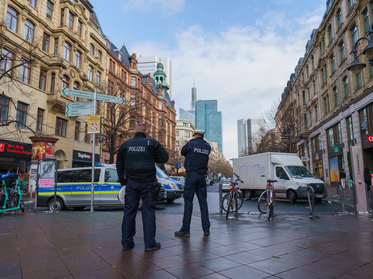 Im Kontext der Sofortprogramms 11+1 der Hessischen Landesregierung hat die Hessische Polizei die Präsenz und den Kontrolldruck in der Innenstadt erhöht.