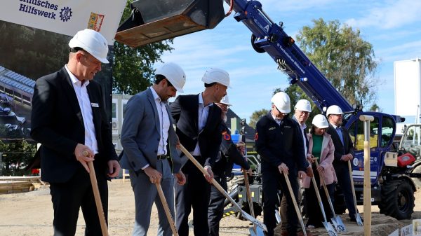 Neubau und Feierlicher Spatenstich. v.l.n.r.: Ingo Sander, Landrat, Kreis Rendsbug-Eckernförde/Pascal Schwarz, Goldbeck GmbH/Felix Weber, Bundesbau/Michael Marszalek, Ortsbeauftragter, Bundesanstalt Technisches Hilfswerk, Ortsverband Eckernförde/Dierk Hansen, Vizepräsident, Bundesanstalt Technisches Hilfswerk/Stefan Kortmann, Bundesanstalt für Immobilienaufgaben/Karen Nickol, GM.SH/Peter Stark, Bürgervorsteher, Stadt Eckernförde