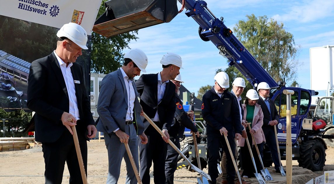 Neubau und Feierlicher Spatenstich. v.l.n.r.: Ingo Sander, Landrat, Kreis Rendsbug-Eckernförde/Pascal Schwarz, Goldbeck GmbH/Felix Weber, Bundesbau/Michael Marszalek, Ortsbeauftragter, Bundesanstalt Technisches Hilfswerk, Ortsverband Eckernförde/Dierk Hansen, Vizepräsident, Bundesanstalt Technisches Hilfswerk/Stefan Kortmann, Bundesanstalt für Immobilienaufgaben/Karen Nickol, GM.SH/Peter Stark, Bürgervorsteher, Stadt Eckernförde