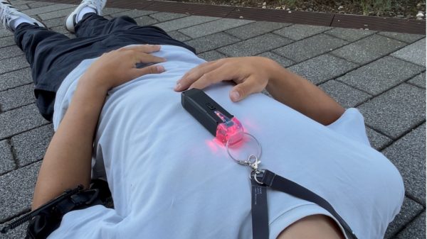 Der ZF Life Tag ist das neueste Produkt von ZF Rescue Connect: Ein digitaler Patiententracker, der in einer Triage-Situation bei einem Massenanfällen von Verletzten eingesetzt wird.